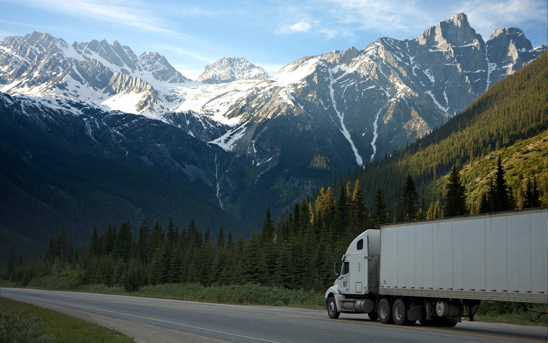 autopista con un camion con carga terrestre de CargoVan