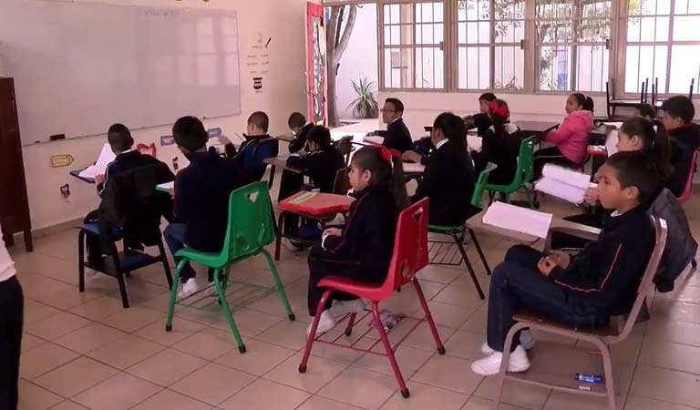 niños en el salón de clases en monterrey