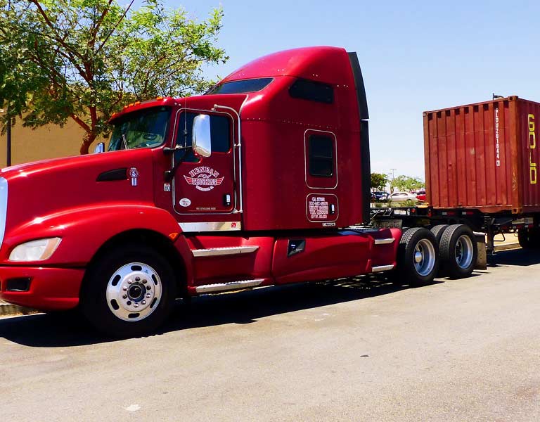 camion de carga terrestre con un contenedor